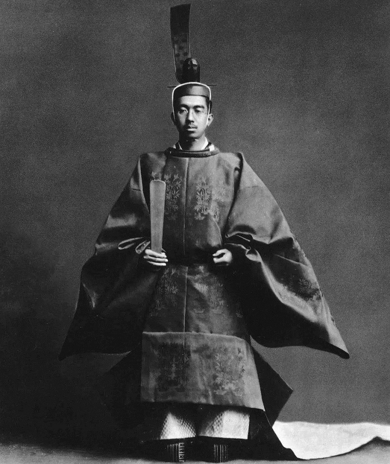 为了深造,朝香鸠彦年轻时曾跟随哥哥北白川宫成久王,弟弟东久迩宫稔彦