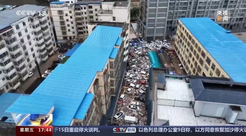 陜西一地突遭大暴雨，200多輛車被沖上街頭，居民：天像開了窟窿