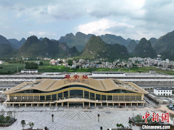 航拍贵南高铁都安车站.