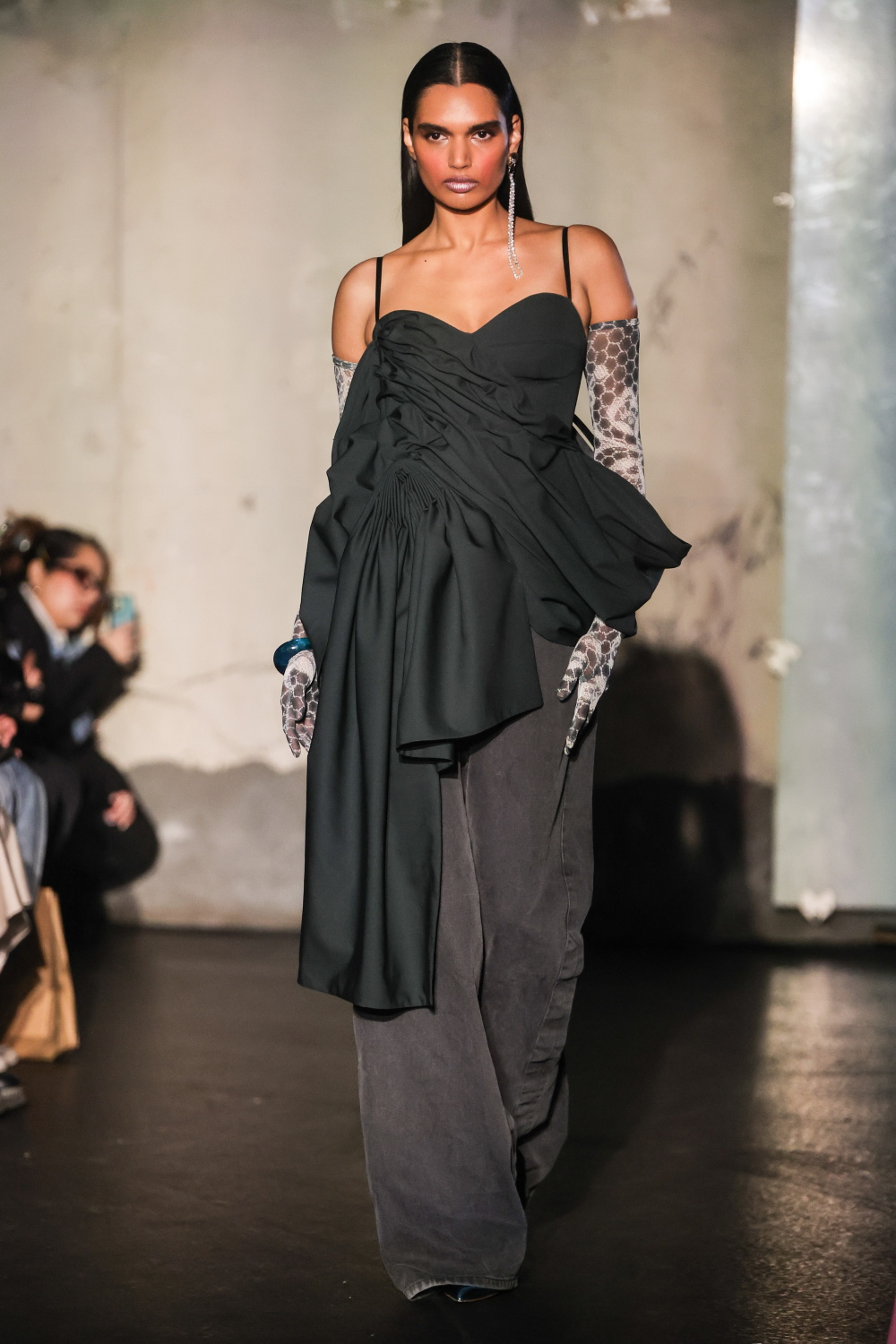 2月27日,模特在法国巴黎时装周上展示weinsanto品牌的2024/25秋冬新款