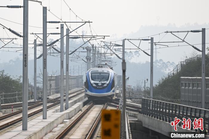 重庆市郊铁路璧铜线试乘首日 两地民众争相体验_腾讯新闻
