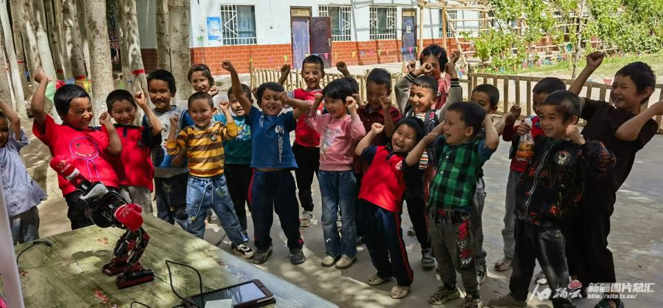 就像天边最美的云朵……"5月17日,在墨玉县萨依巴格乡博斯坦托格拉克