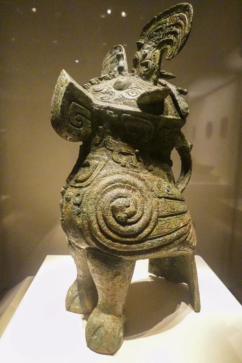 这两件妇好鸮尊从外观尺寸和重量几乎一样,包括形制,纹饰,铭文等方面