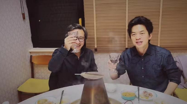 今年49岁的李健,状态非常好,因为常年健身,他的身上完全没有中年发福