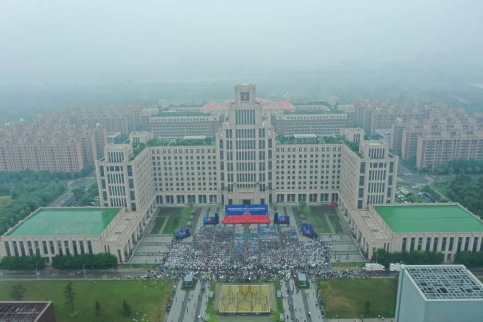无惧风雨，团结奋斗！交大人，为世界之光！_腾讯新闻