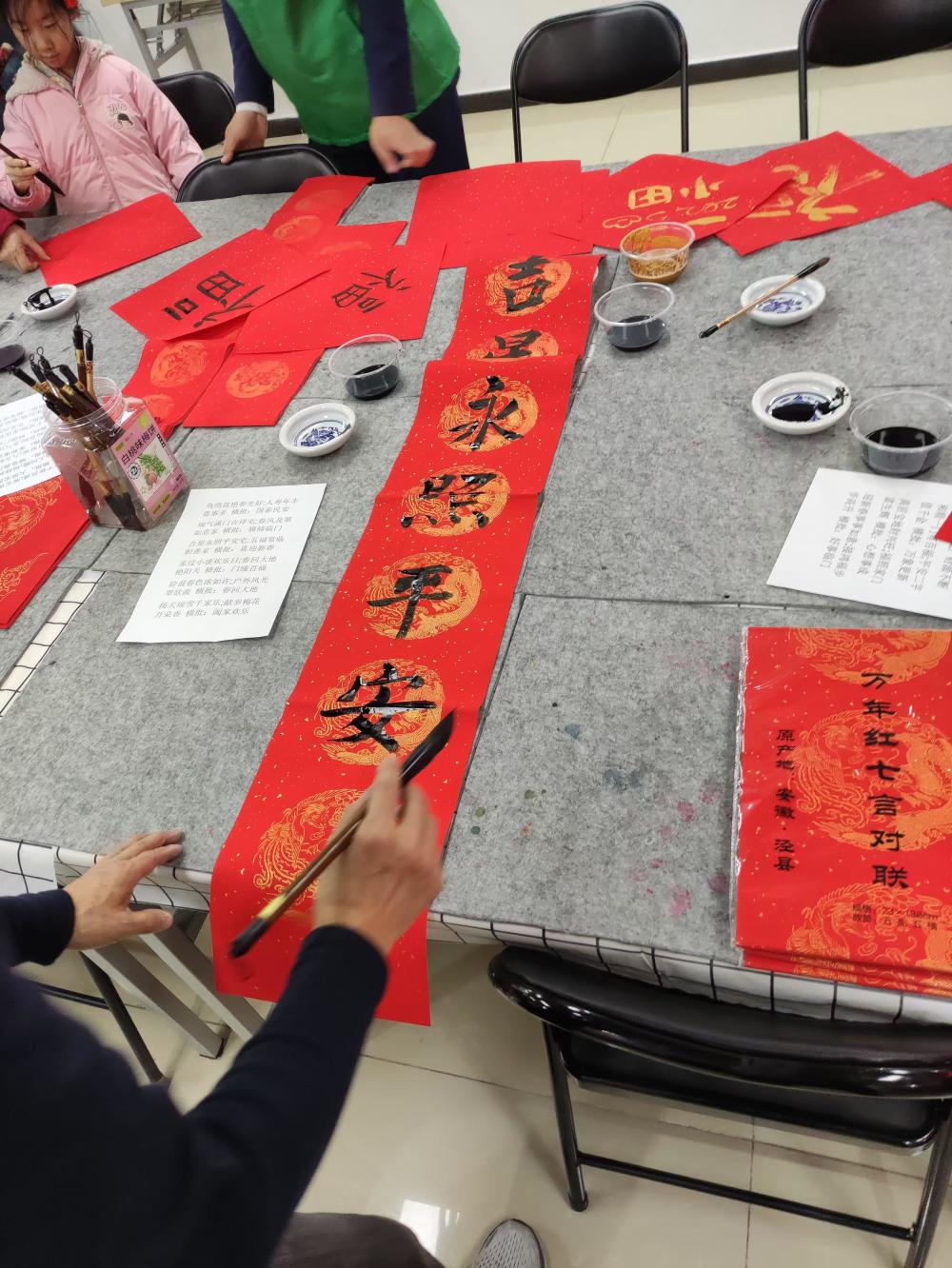 共绘新春，墨香传情！居民写春联、福字送高龄老人_腾讯新闻