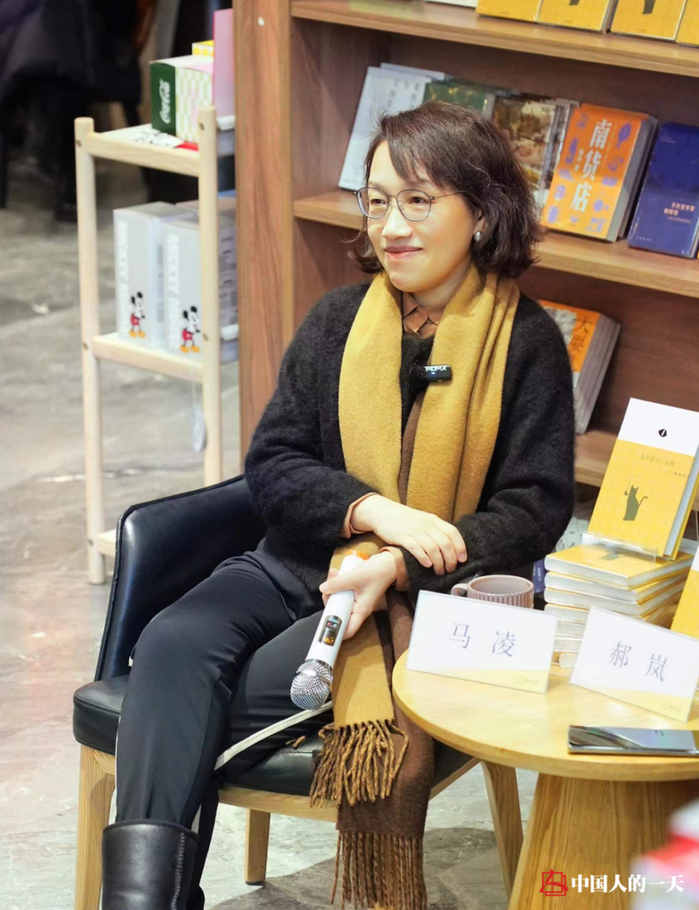 马凌是网上人气极高的书评人,也是复旦大学新闻学院教授.