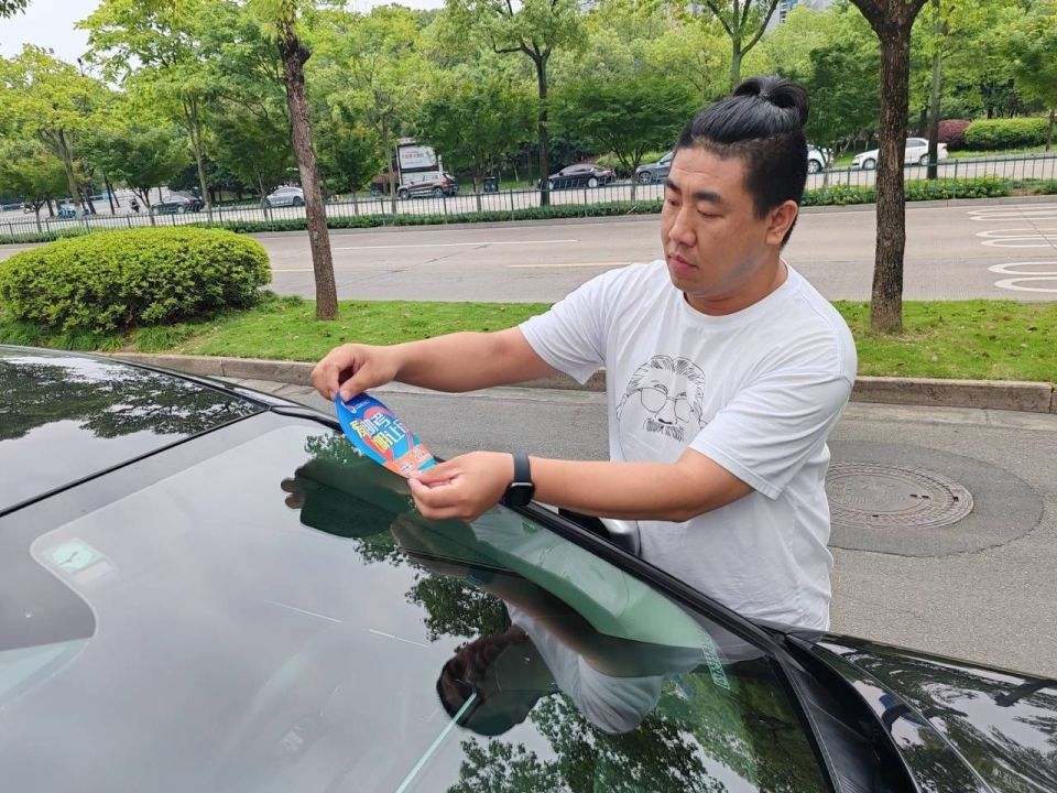 经历过高考,对爱心送考的队伍印象深刻李晨献参加高考那年,是由学校