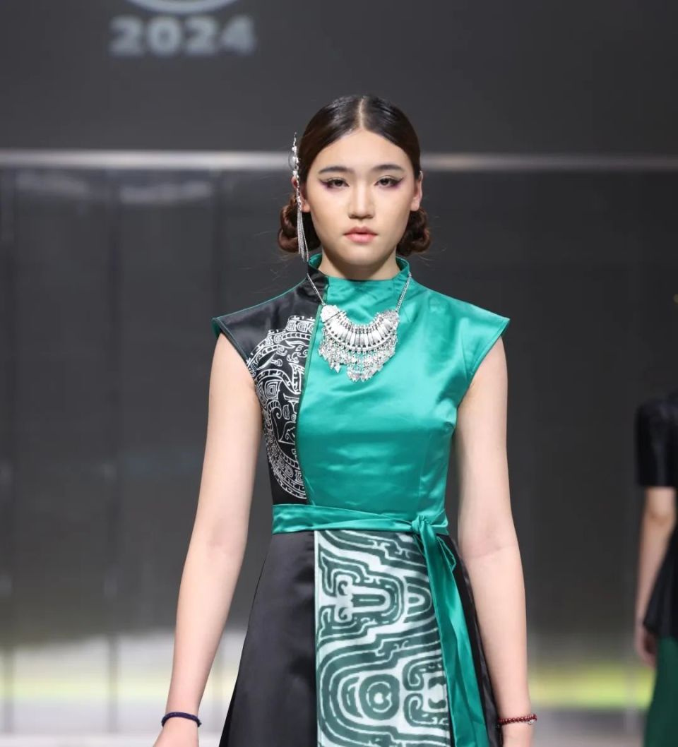 惊艳!一起来看河南这所高校的服装盛宴_腾讯新闻