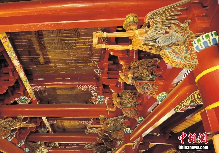 图为开元寺斗栱上长翅膀的"飞天乐伎".