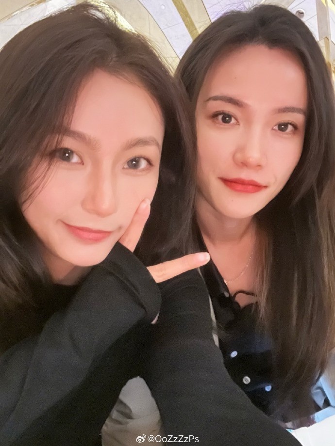 沈梓捷女友配文写道:"朋友圈系列の新的一年从好好吃喝15开始.