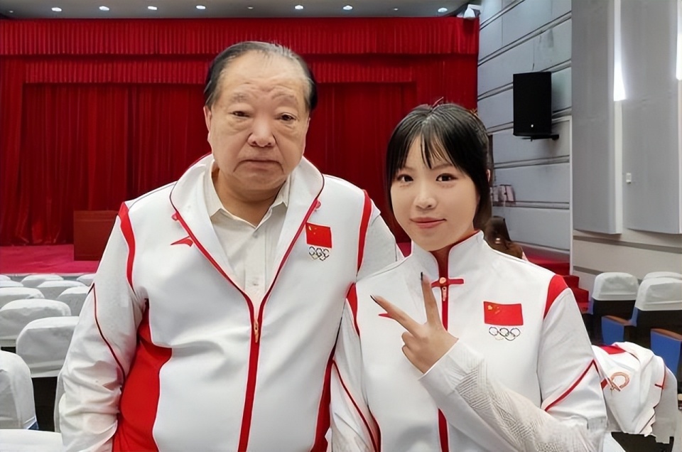 退役后的许海峰,并没有远离射击事业,他先后担任女子手枪教练,国家