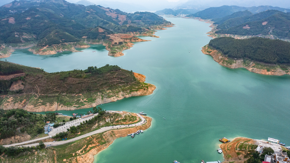 生态治理见成效万峰湖碧波荡漾景色美