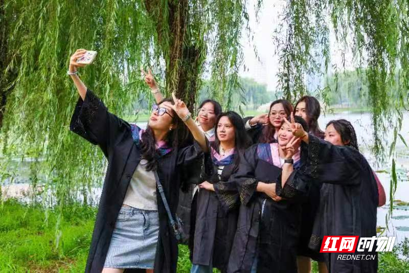 青春不散毕业季,湖南文理学院学生在校园内拍照留念
