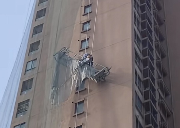 普陀区祁连路一小区外立面施工时吊篮倾斜 幸亏险情及时排除