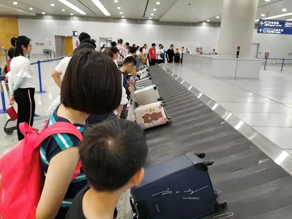 飞机上能带多大的拉杆行李箱？好多朋友不清楚，还很可能花冤枉钱_腾讯新闻