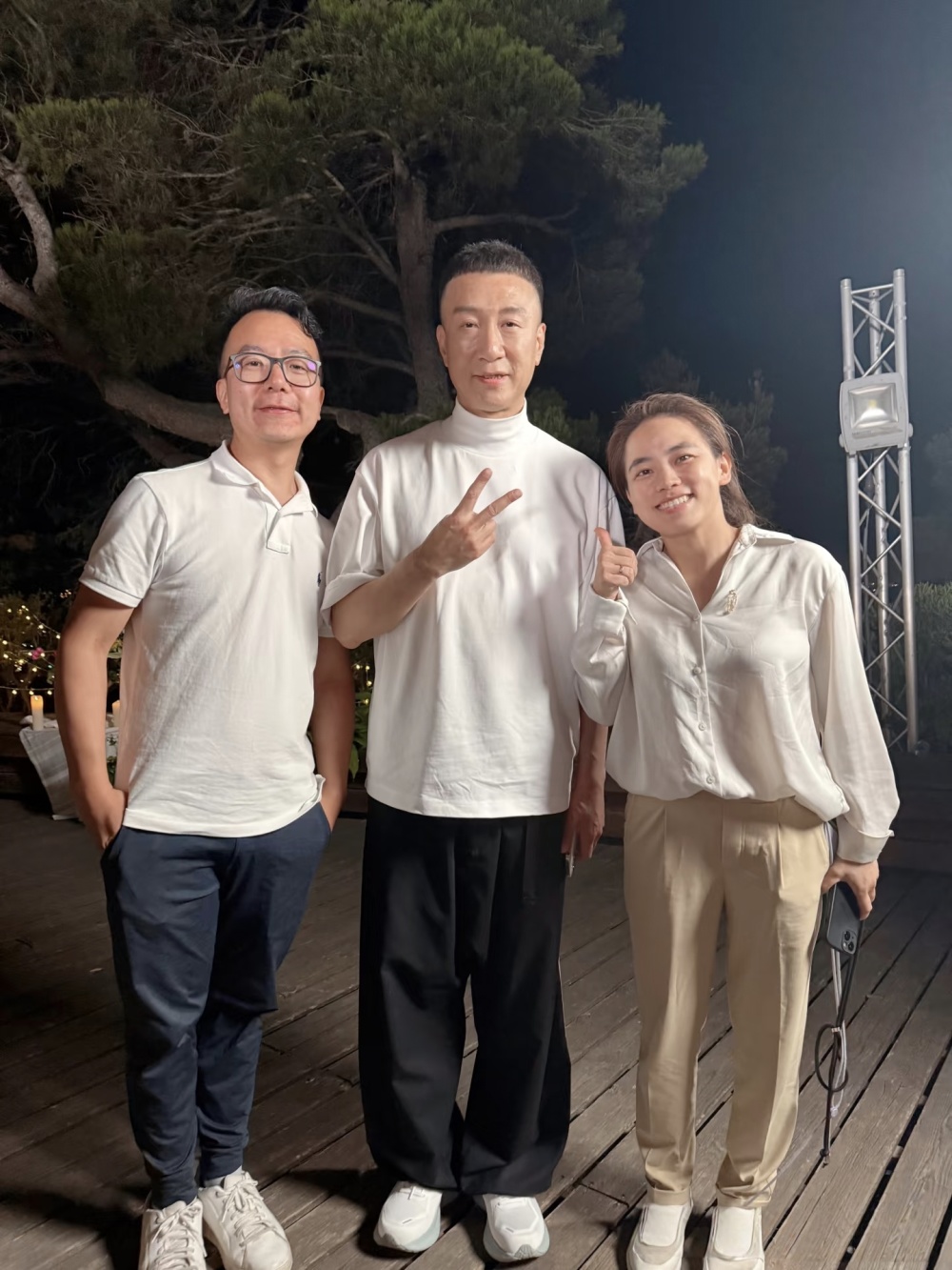 孙红雷和老婆在巴塞罗那海边度假,王骏迪扎着丸子头,身材很高大