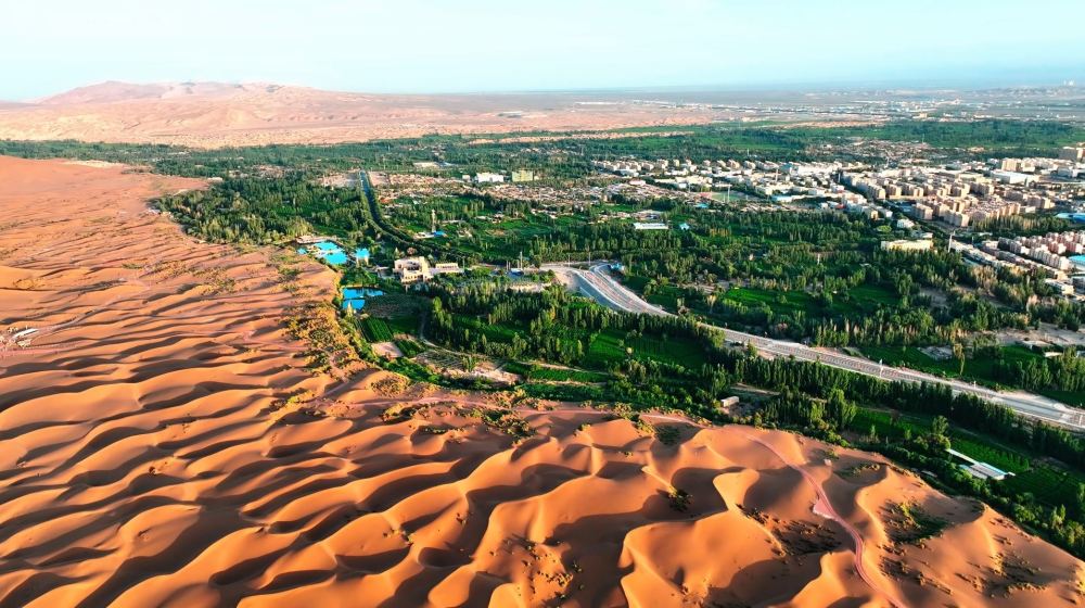 千城胜景新疆鄯善与城市为邻的库木塔格沙漠