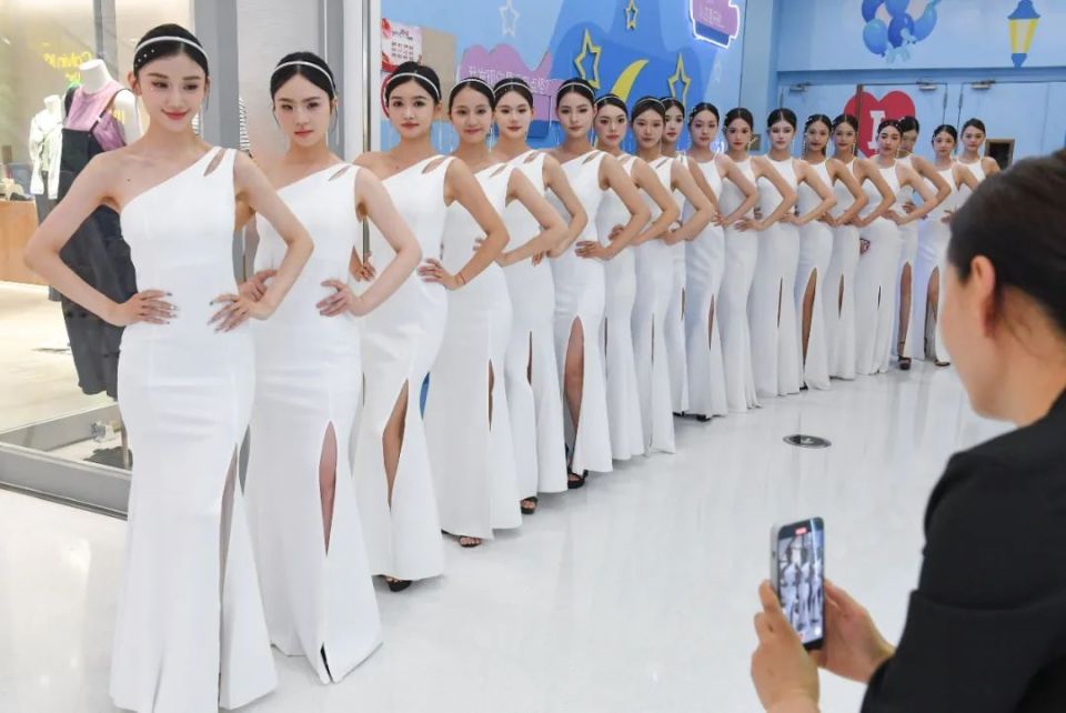 魅力四溢!国际胸模大赛海选赛,18名长腿女神争艳斗丽