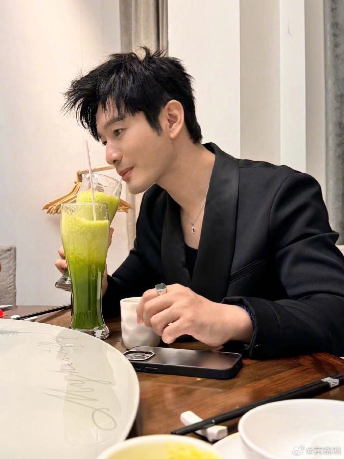 baby叶珂争宠引争议,黄晓明晒照似有深意,手戴戒指疑表态