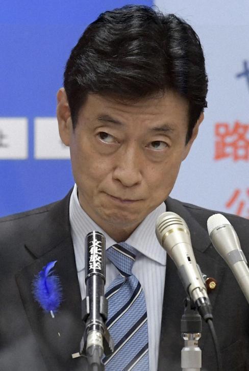 日本经济产业大臣西村和环境省局长园田康博政治作秀谁更可恶