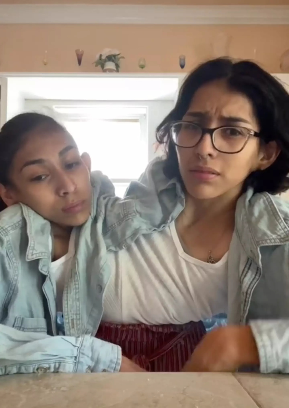 墨西哥裔连体姐妹之一已恋爱3年透露了约会细节男友不会感到无聊