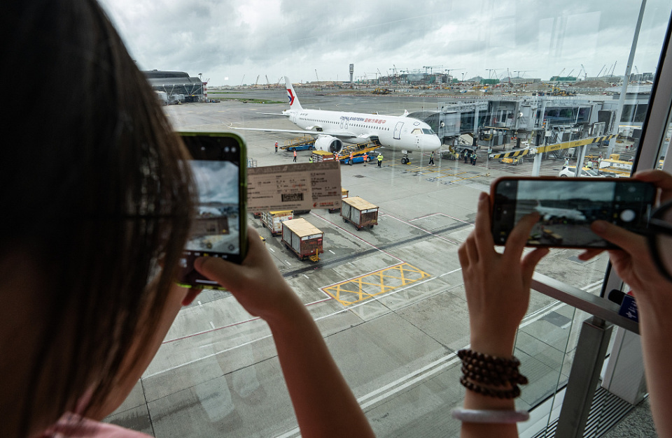 深入体验国之重器!香港学生兴奋乘坐c919国产大飞机