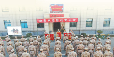 連隊榮譽館裡,新兵們圍攏在一盞煤油燈旁,聚精會神地聽指導員講述