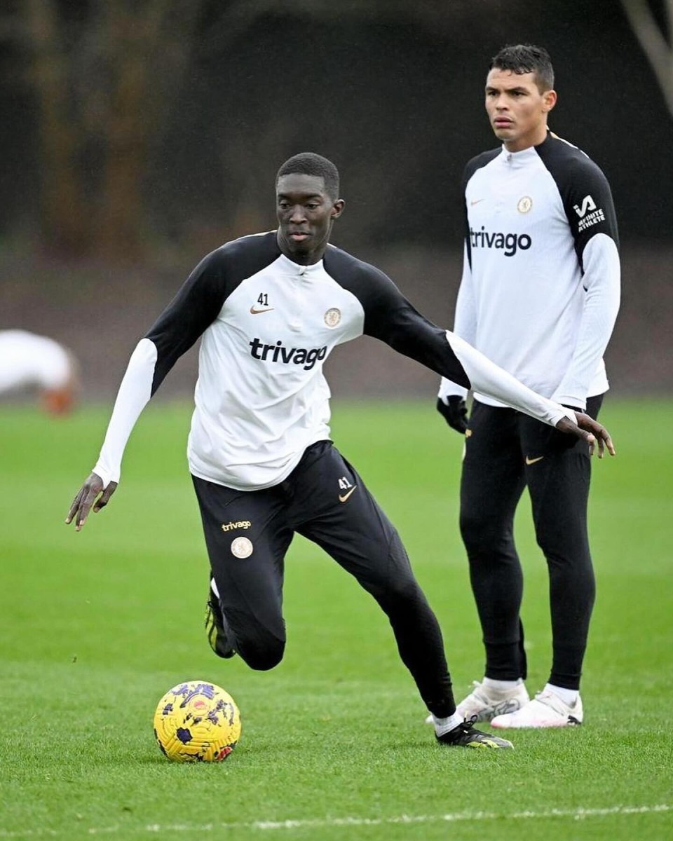 罗马诺切尔西签下17岁中场迪昂格交易完成他已在基地训练