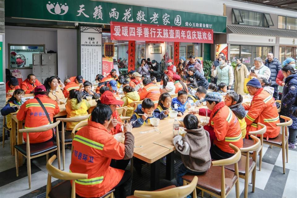 冬至饺子宴开席喽！武昌户部巷为环卫工人送上爱心饺子