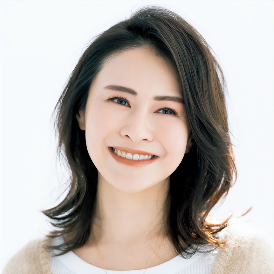 40岁女人发型别瞎烫,认准这11款"减龄"锁骨发,显年轻很洋气