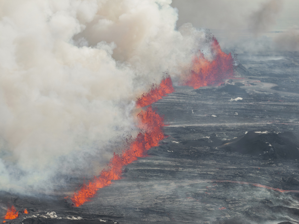 冰岛雷恰角半岛发生火山喷发