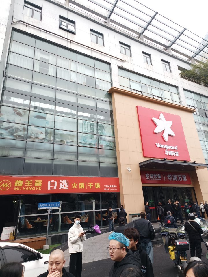 新塘路上华润万家超市一楼餐饮店今早失火火焰从烟道蹿出四楼楼顶