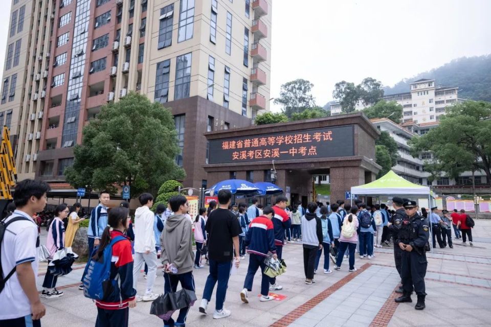 工作人员的引导下恒兴中学考点铭选中学考点安溪一中考点送考的大巴车