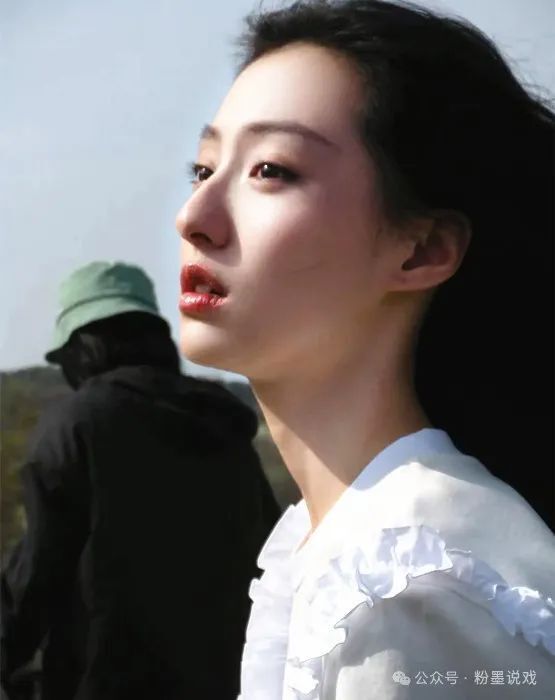 胡连馨素颜照被扒出,原来高中就是有名的校花啊