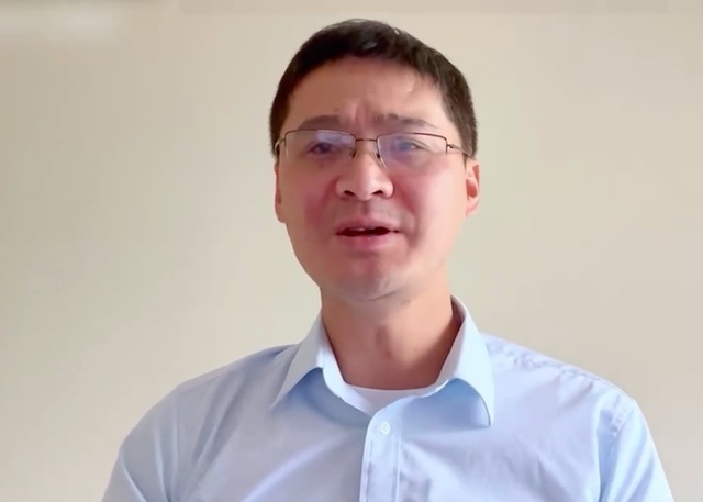 46岁罗翔面容苍老一夜白头本人回应头发很稀疏灯光打下来显得白了头