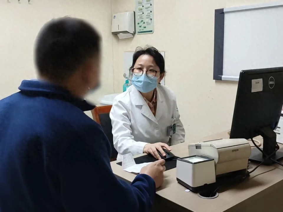 患者在宁波大学附属第一医院午间门诊看病.