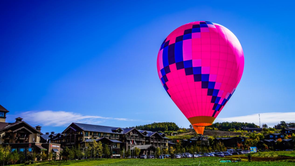 到了清爽的22度的夏季,度假区内的亲子活动,热气球,徒步,滑翔伞,缆车