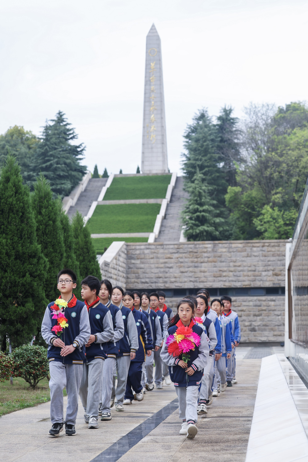 实验学校的学生在位于湖州道场乡的湖州市革命烈士陵园参加清明祭扫