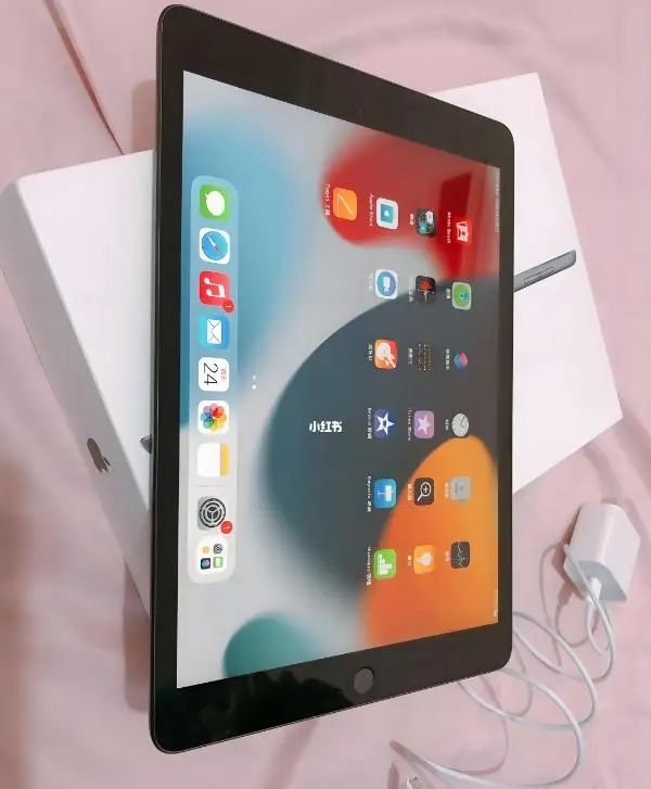 在硬件配置方面,这款ipad搭载了64位架构的a13仿生芯片,以及强大的