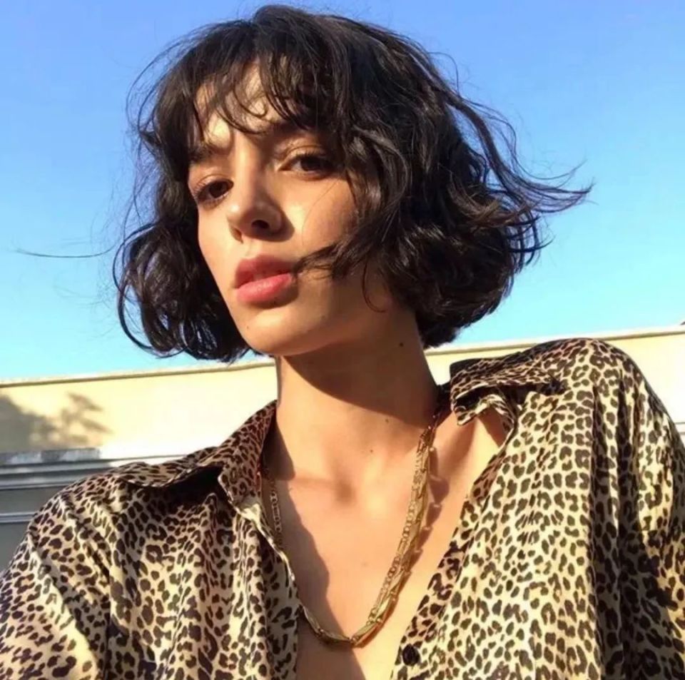 ▼搭配简单的黑色bra top/背心,隐约露出来也是大方的.