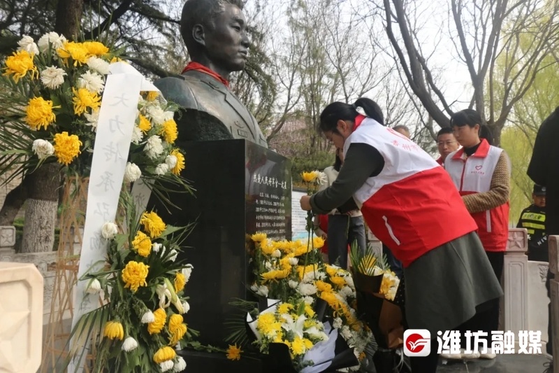 网络中国节·清明 | 又一年,他们来到沈星烈士雕像前_