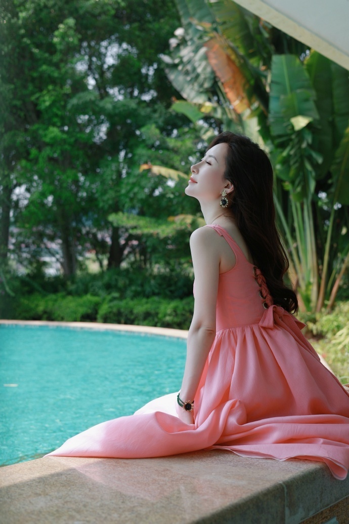 舒畅分享旅游美照天赐身材和容颜惹人羡笑容甜美宛如初恋