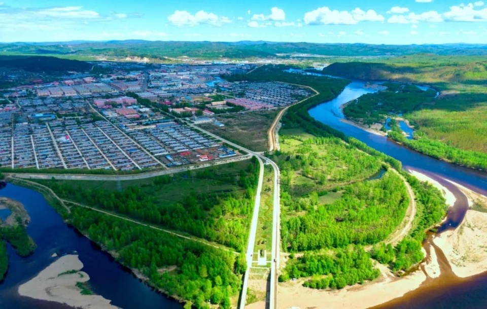 而当"city不city"的都市感与塔河的自然风光相结合,奇特的地貌,广袤的