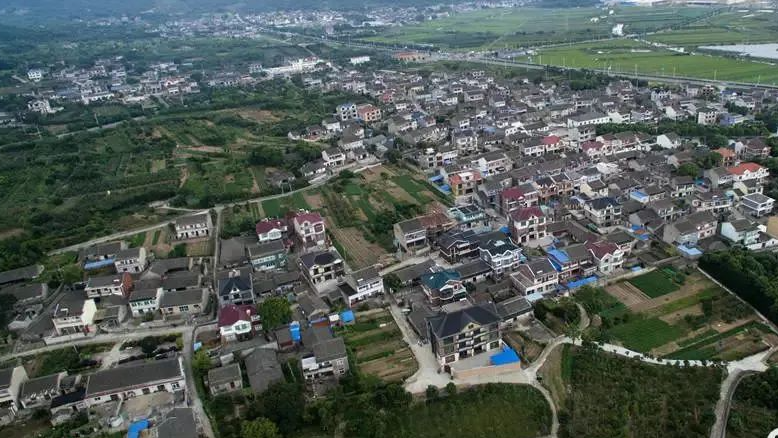 干施岙是一处著名的"海岛民俗村",白墙黛瓦的建筑装饰错落有致,也时常