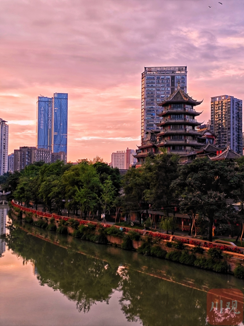 成都清晨现火烧云