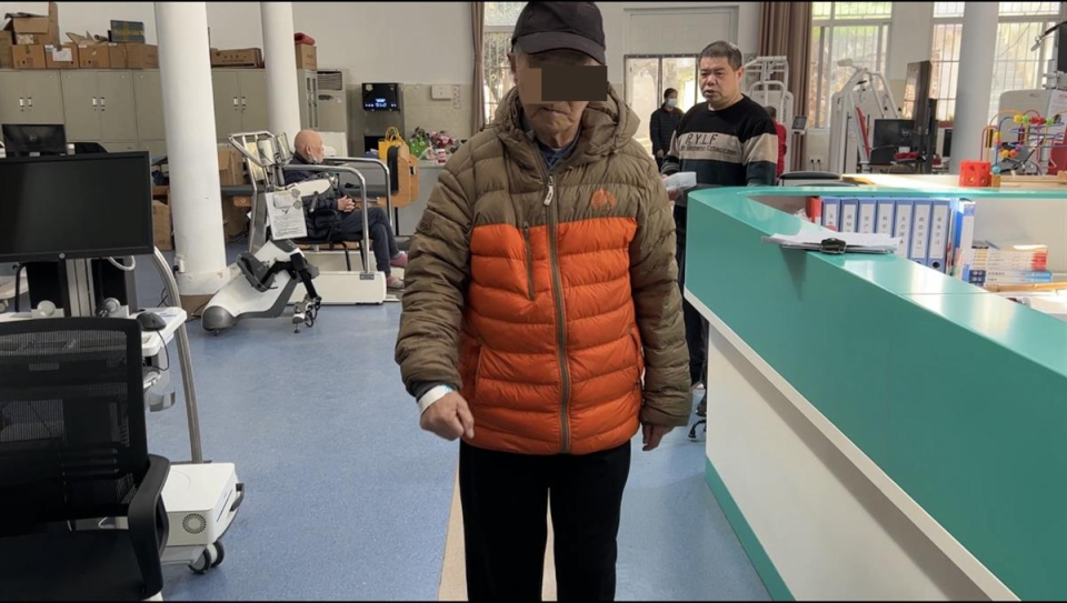 八旬爹爹脑梗"偏瘫",半个月康复训练后恢复行走