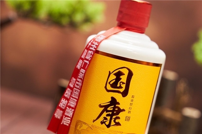 基酒按照坤沙法酿造出来后,还要存储5年,再勾调10年以上的老陈酒,如此