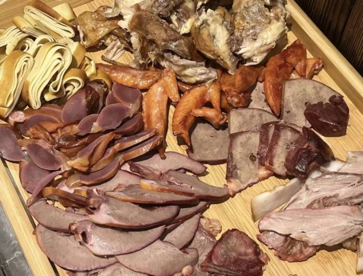 熏酱拼盘,品种很多,可自选血肠熏酱拼盘真是丰富,能吃到烟熏味,猪头肉