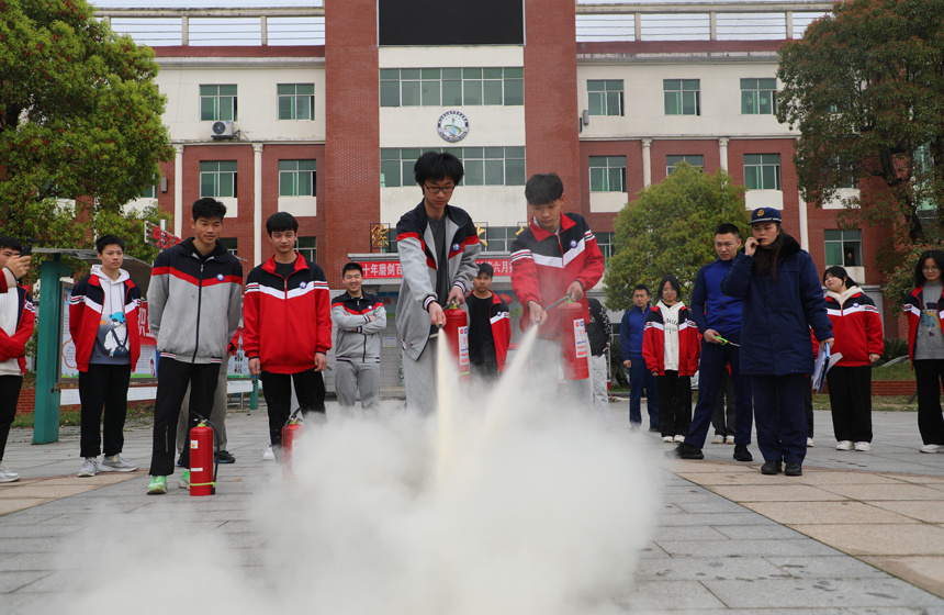 3月20日,在江西省吉安市峡江县职业中等专业学校,消防宣教员在为师生